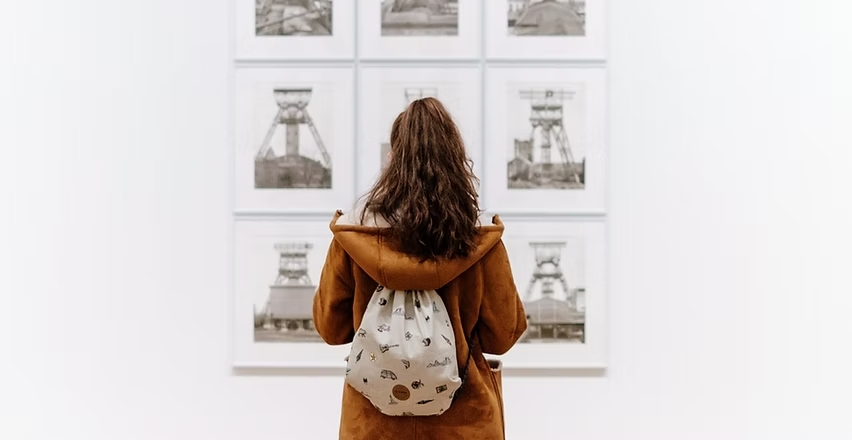 Mujer frente a arte